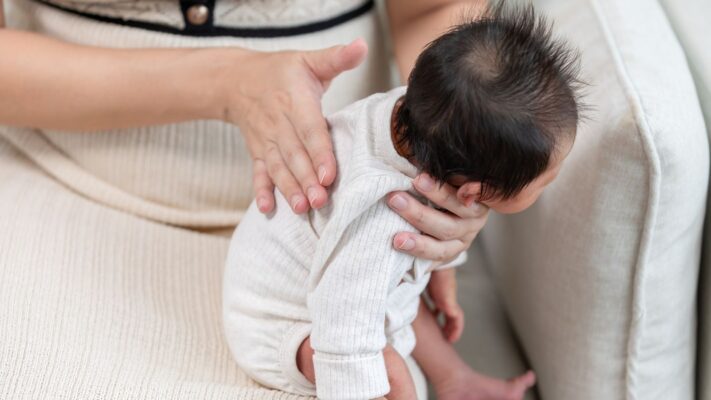 Yenidoganda Hickirik Neden Olur Nasil Gecer